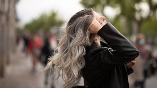 Der perfekte Übergang bei grauen Haaren: So gelingt euch der Frisurentrend Grey Blending