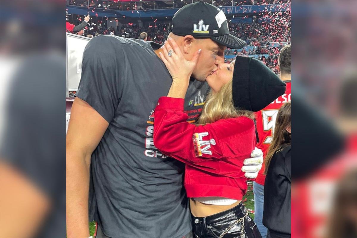 Camille Kostek kisses boyfriend Rob Gronkowski after Super Bowl 2021