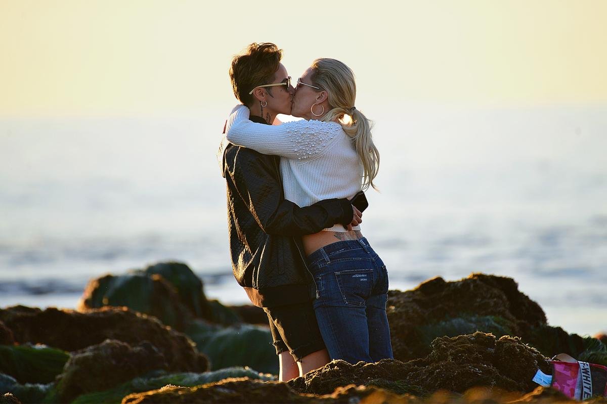 Braunwyn Windham-Burke kisses her new girlfriend at the beach