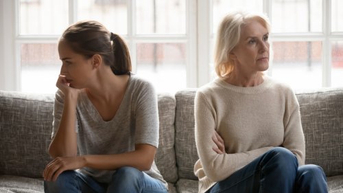 10 Red Flags Your Parent Is a Narcissist, According to Therapists