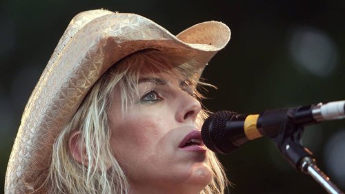 Beloved ’90s Singer Announces 2026 Tour 48 Years After Beginning Career