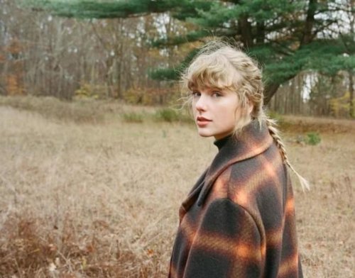 Hurry Old Navy Still Has The Taylor Swift Evermore Album Cover Dupe 
