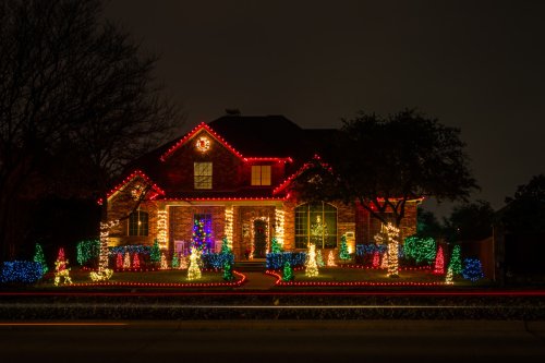 Homeowners Receive Upsetting Note From 'Grinch' Neighbors Over Holiday Decorations