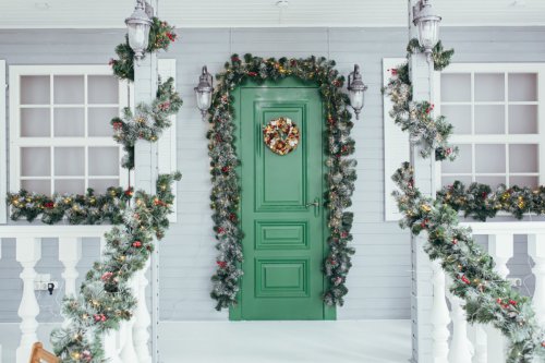 35 Festive Christmas Porch Decorations to Display Your Holiday Spirit for the Whole Neighborhood!
