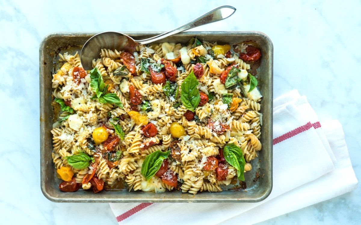 Get Heart Smart With This Healthy Roasted Tomato Caprese Sheet Pan Pasta