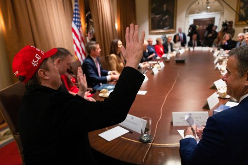 Elon Musk de retour en réunion du cabinet avec une casquette à message