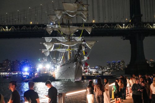 En images, un trois-mâts heurte le pont de Brooklyn à New York, faisant deux morts et 19 blessés graves