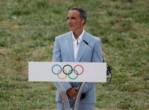 Nikos Aliagas à la cérémonie de la flamme olympique, Laure Manaudou première relayeuse française