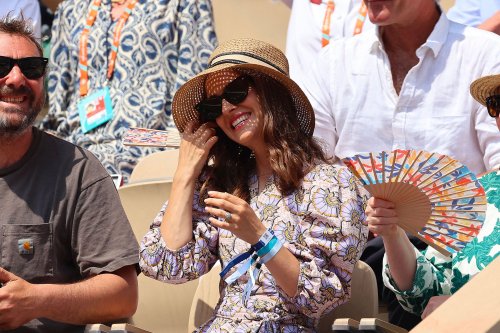 Natalie Portman discrète et souriante à Roland-Garros
