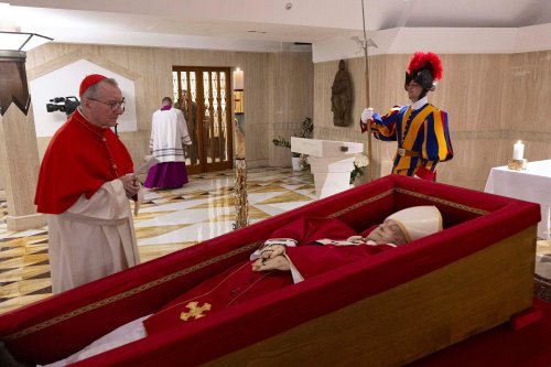 Le Vatican dévoile plusieurs images du pape François dans son cercueil ouvert