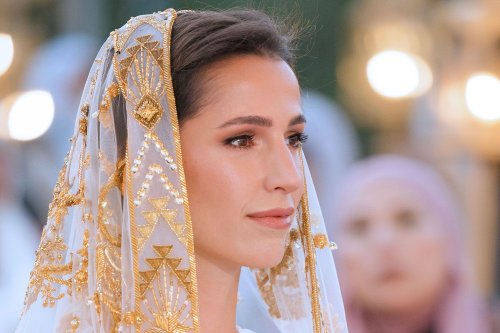 Rajwa de Jordanie très élégante en tenue traditionnelle pour un Iftar entouré d’enfants