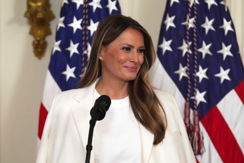 Melania Trump rend hommage à Barbara Bush, George W. Bush snobe l’événement