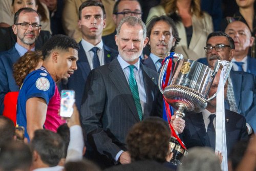 En images : la joie du roi Felipe VI après la victoire du FC Barcelone en Coupe d’Espagne