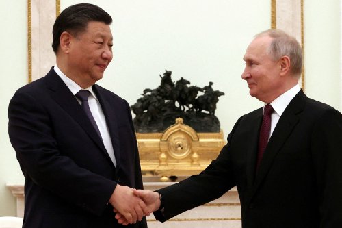 A Moscou, Xi Jinping flatte Vladimir Poutine et fait de la Russie « sa priorité »