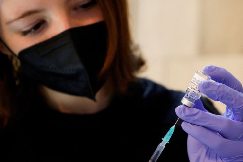 Vaccin anti-covid : l'OMS donne de nouvelles recommandations pour les adultes en bonne santé