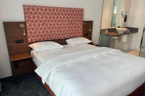 « J’ai vu des yeux me fixer » : une touriste trouve un homme sous son lit d’hôtel à Tokyo