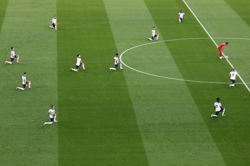 Coupe du monde : les joueurs anglais mettent le genou à terre pour protester