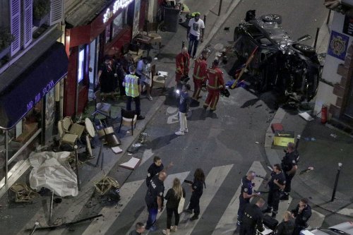 A Paris, une voiture percute la terrasse d'un bar : un mort, six blessés