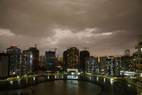 Dubaï fait face à une tempête exceptionnelle, rues et commerces sont inondés