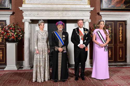 Maxima des Pays-Bas tout en perles et en diamants face à Catharina-Amalia chic en lavande au banquet d’État