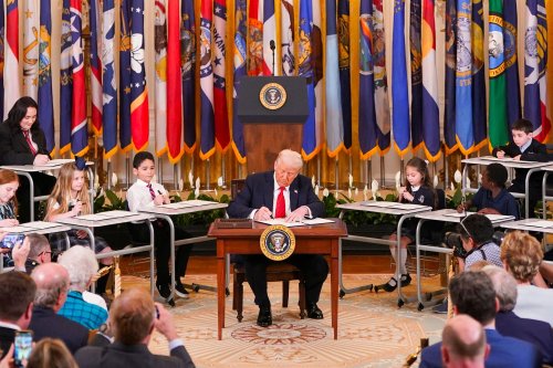 La délirante mise en scène de Donald Trump pour annoncer la fermeture du ministère de l’Éducation