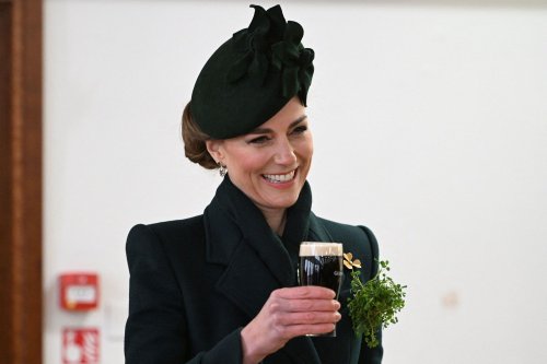 Kate Middleton se lâche avec les Irish Guards : bière, barbe de William et confidences au menu