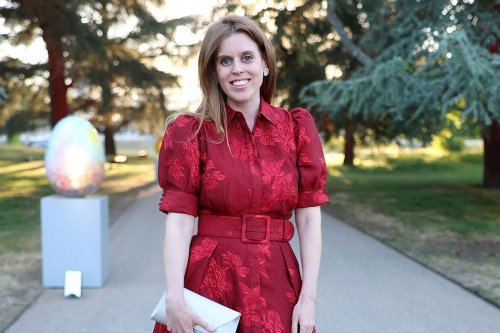 Beatrice d’York flamboyante en rouge devant Charles, taquin, et Camilla, émue