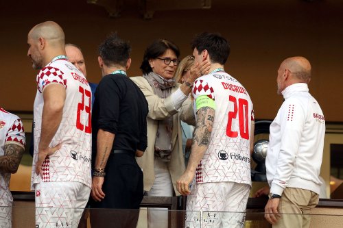 Louis Ducruet soutenu par sa mère, Stéphanie de Monaco, et ses sœurs, pour un match entouré de stars