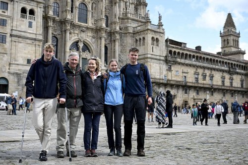 8 ans après, Philippe et Mathilde de Belgique viennent à bout d’un pèlerinage emblématique avec leurs enfants