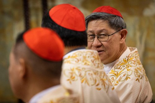 Ce produit insolite que le cardinal Tagle a fait entrer dans la chapelle Sixtine (et sa blague au pape Léon XIV)