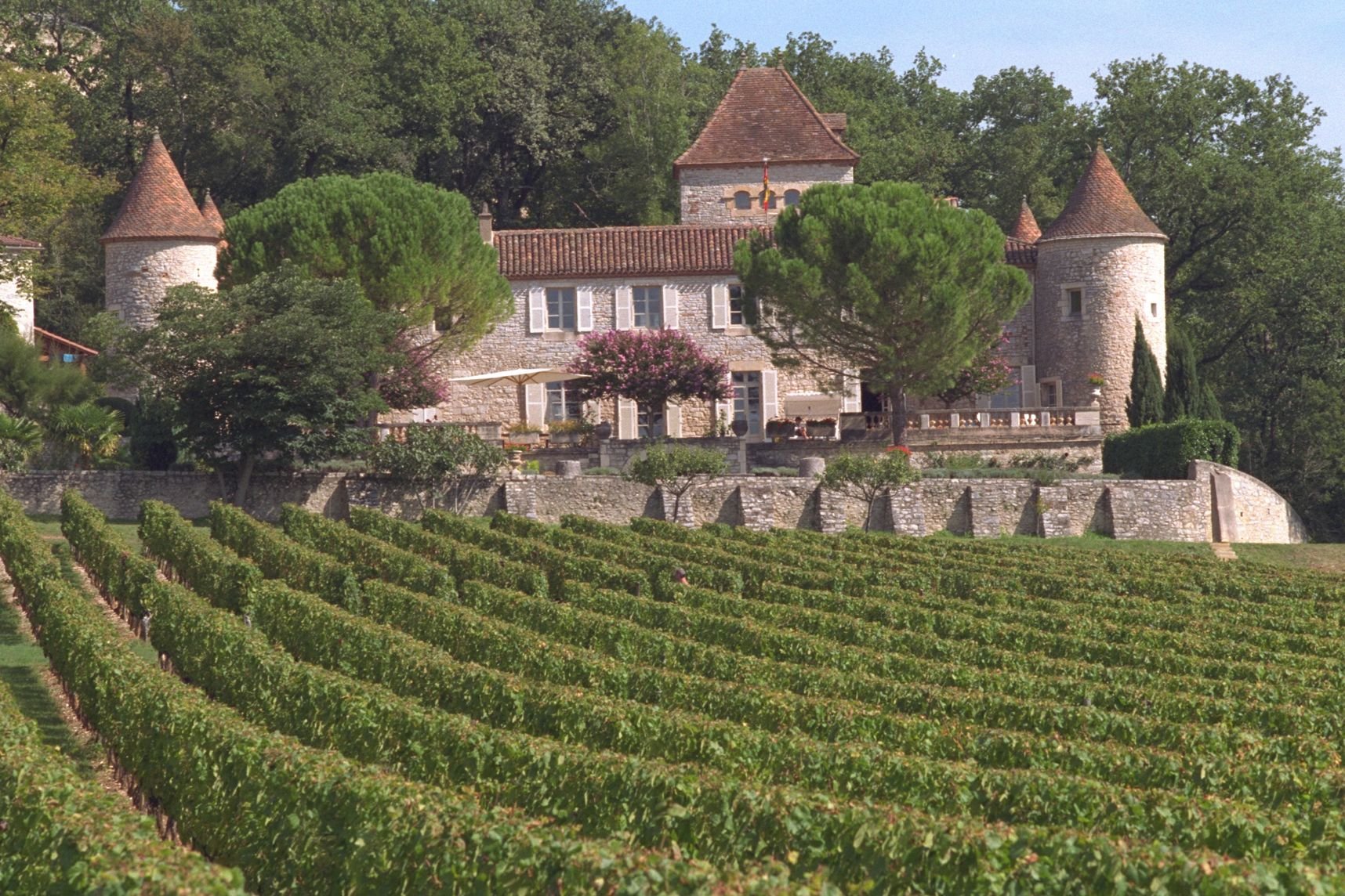 Cayx, le château lotois à qui la reine Margerthe II et le prince Henrik ont redonné vie et vignes