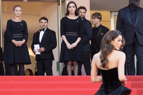 Devant un Antoine Dupont sous le charme, Iris Mittenaere sculpurale à Cannes