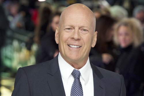 Bruce Willis en perruque et collier de perles, l’adorable photo souvenir de sa fille Tallulah