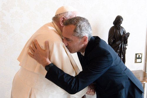 « Il a voulu parler foot, et moi je n’y connais rien ! » : Gad Elmaleh raconte sa drôle de rencontre avec le pape François