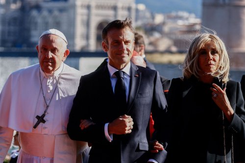 En images : Brigitte et Emmanuel Macron à Marseille pour rencontrer le pape