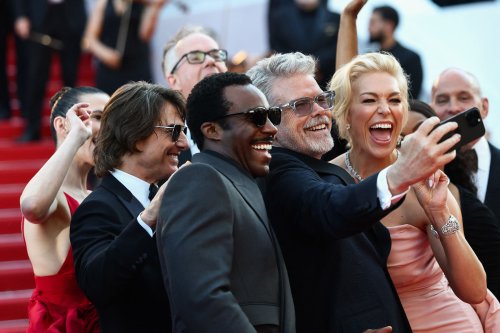 Tom Cruise : sur le tapis rouge, sourires et selfies avec l’équipe de « Mission impossible »