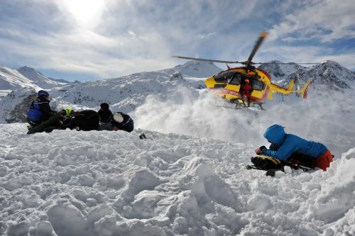 Un skieur meurt dans une avalanche en Savoie, quatre personnes indemnes