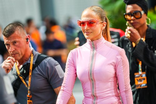 Jennifer Lopez, la « Barbie » de Ferrari rencontre Lewis Hamilton au GP de F1 d'Arabie Saoudite