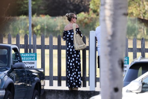 Laeticia Hallyday revient sur les ruines de sa maison de Los Angeles, des images crève-coeur