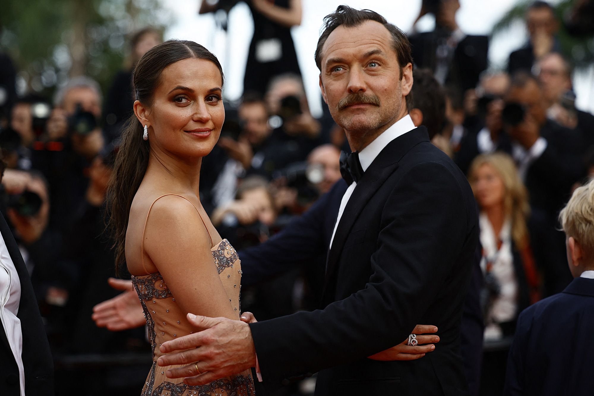 Alicia Vikander souveraine à Cannes, aux bras de Jude Law et Michael  Fassbender