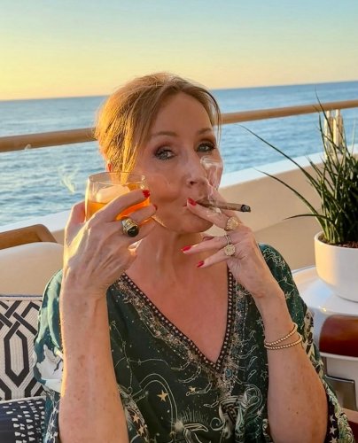 Yacht, cigare et champagne : JK Rowling célèbre la décision de la Cour Suprême anglaise sur la définition légale d'une femme