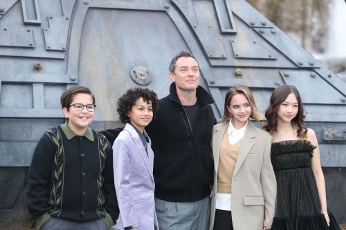 Jude Law et les enfants du « Skeleton Crew » se retrouvent sur le pavé londonien