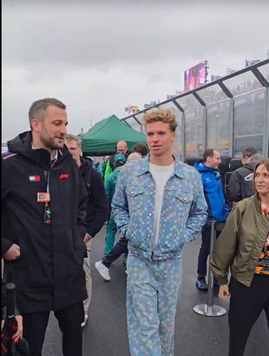 « Un truc spécial » : en vidéo, Léon Marchand au premier GP d’Australie de F1