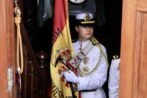 Escale en Uruguay pour la fière Leonor, porte-drapeau, 38 ans après Felipe