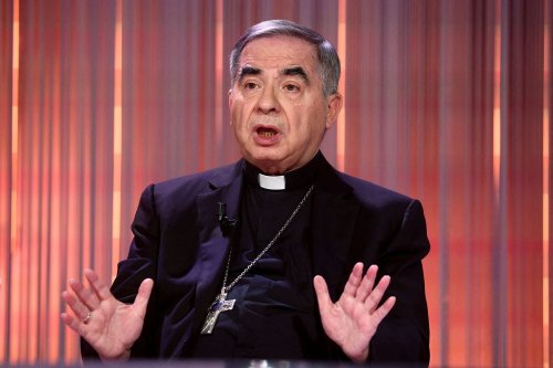 Le cardinal italien Angelo Becciu renonce au conclave
