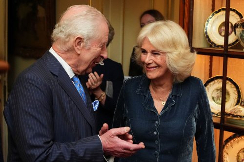 Camilla reine des lectrices au bras de Charles, devant Helena Bonham Carter et Sigourney Weaver