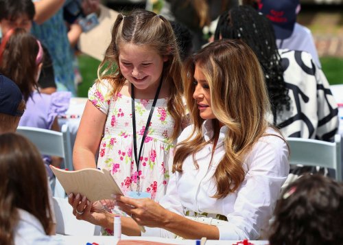 Melania Trump radieuse pour une après-midi créative avec les enfants des membres du Cabinet