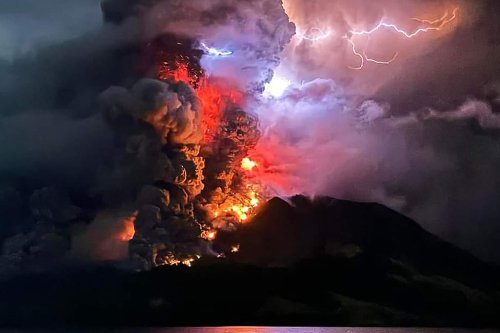 Les images effrayantes de l’éruption volcanique en Indonésie, qui oblige les habitants à fuir