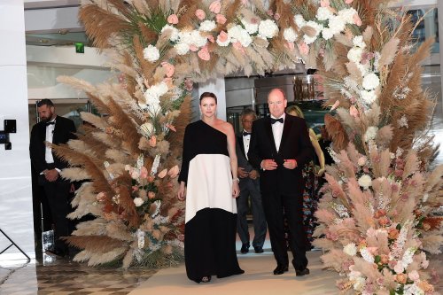 Charlène de Monaco : luxueuse robe du soir et bijoux éclatants au bras d'Albert