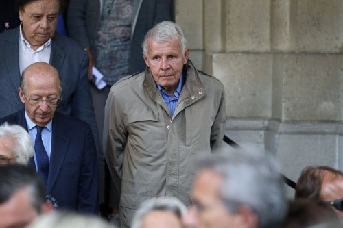 En images : rare apparition de Patrick Poivre d’Arvor aux obsèques de Daniel Bilalian